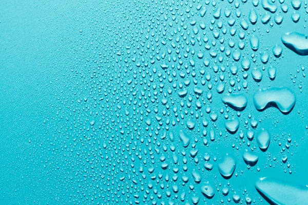 滑らかな表面 青い背景に水滴の閉じる — ストック写真
