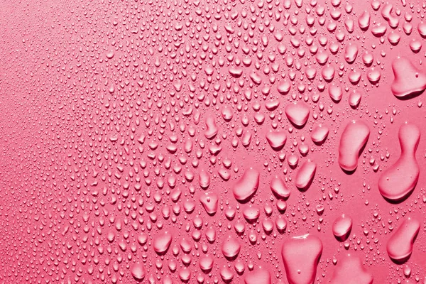 Close Gotas Água Superfície Lisa Fundo Vermelho — Fotografia de Stock