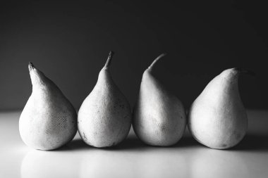 Siyah zemin üzerinde çeşitli armutlar, yakın plan