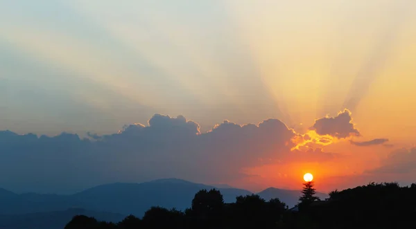 Landschaft Der Dämmerung Dramatischer Sonnenuntergang Bewölktes Wetter Mit Sonnenlicht — Stockfoto