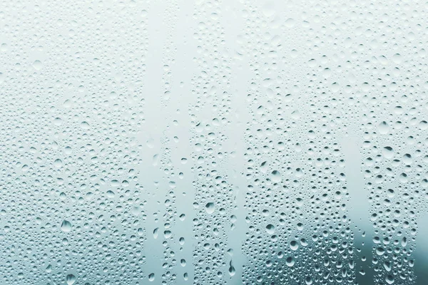窓から雨の日 ガラス上の雨滴のクローズアップ — ストック写真