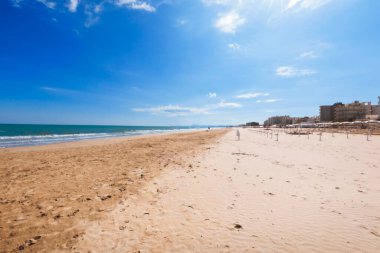 Deniz kenarında yürü, mavi gökyüzü