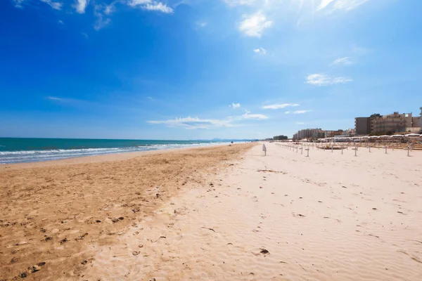 Deniz kenarında yürü, mavi gökyüzü