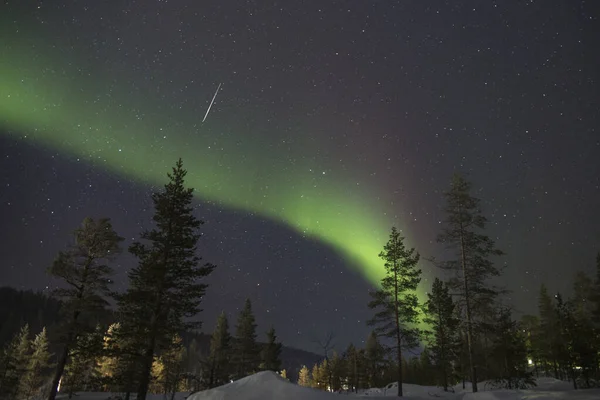 Aurora Boreal Con Estrella Fugaz — Foto de Stock