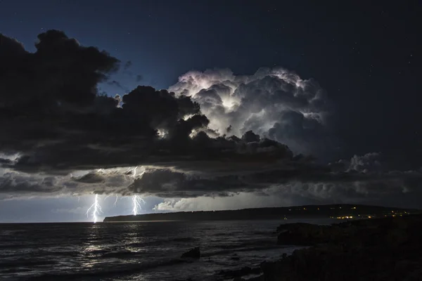 Dos Rayos Saliendo Una Nube Tormenta Para Impactar Hfelonte Sobre — стоковое фото