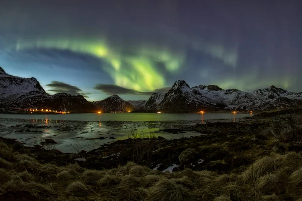 Panoramica Aurora Boreal Entre Montaas Frente Lago — Foto de Stock