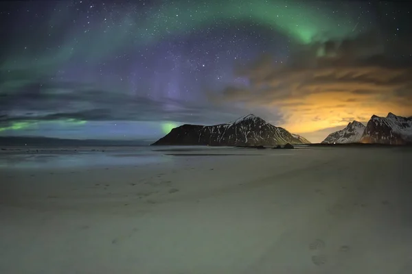 Aurora Boreal Desde Playa Con Una Montaa — Foto de Stock