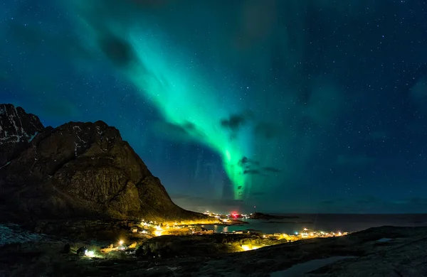 Aurora Boreal Sobre Pueblo Montaa Las Islas Lofoten — Foto de Stock