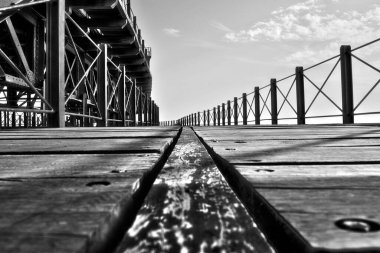 Tinto rıhtımının zemininde, çok katlı bir demir ve ahşap rıhtım. 