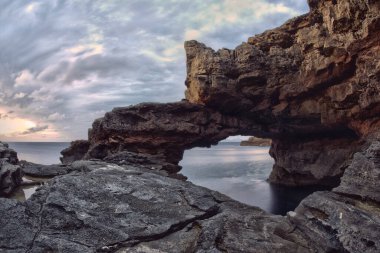 Denizi görebileceğiniz kayalıklardaki delikler