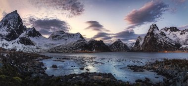 Panoramica montaas bordeando un lago