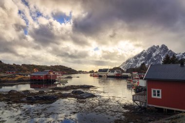 Suda kırmızı kulübeler