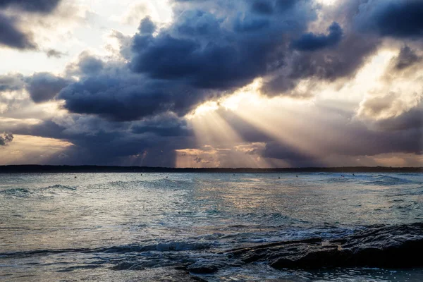 Rayos Sol Rompiendo Las Nubes Sobre Mar Mediterráneo Formentera España — Foto de Stock