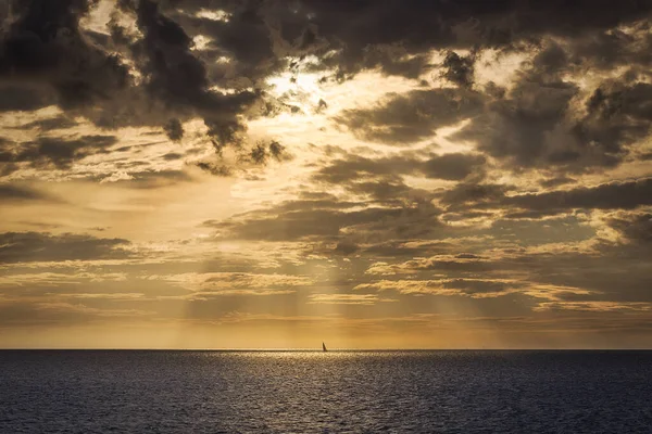 Rayos Sol Rompiendo Las Nubes Iluminando Velero Que Está Solo — Foto de Stock