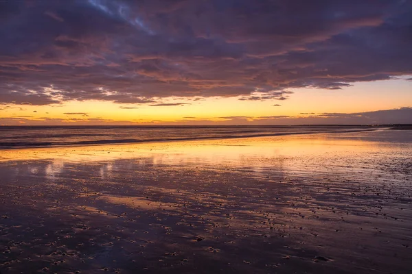 Закат Облачного Дня Берега Пляжа — стоковое фото