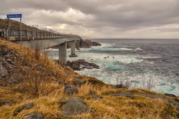 ノルウェーのロフトテン島と波とを結ぶ橋 — ストック写真