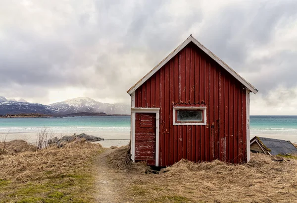 Rote Hütte Neben Einem Weg Zum Strand Von Ramberg Lofoten — Stockfoto