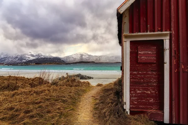 Красная Дверь Рядом Тропинкой Ведущей Пляжу Рамберг Лоффенхайм Норвегия — стоковое фото