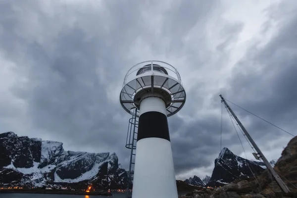 Nahaufnahme Eines Leuchtturms Mit Wolkenverhangenem Himmel Und Bergen Dahinter — Stockfoto