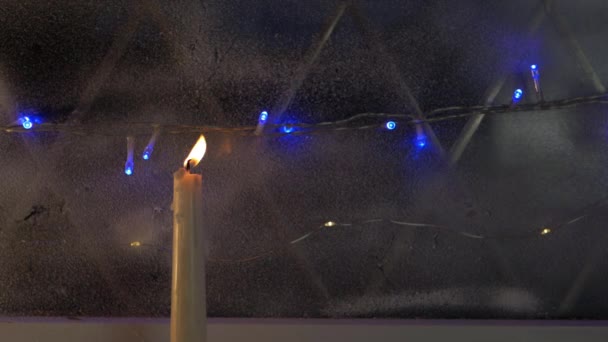 Candela che brucia nella scena della finestra invernale con luci di Natale — Video Stock