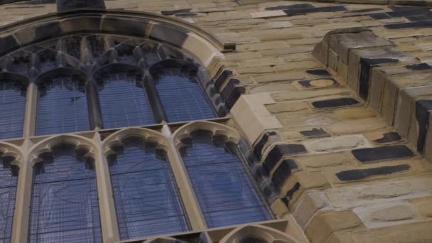 Староанглійська церква вітражі вікна — стокове відео