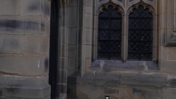 Antiguo Inglés Iglesia ventanas zoom en tiro — Vídeos de Stock
