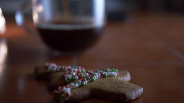 Zencefilli kurabiye taze pişmiş ve fonda kahve akıyor. — Stok video