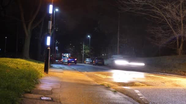 Tijdsverloop van verkeer en bus op drukke weg 's nachts — Stockvideo