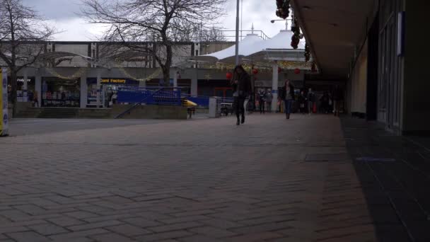 Einkäufer in belebter Hauptstraße in England — Stockvideo