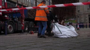 İşçi şehir merkezine Noel ağacı kuruyor