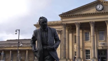 Harold Wilson Heykeli Huddersfield 'da