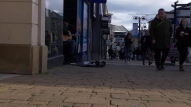 Ana caddede gitar çalan sokak müşterileri.