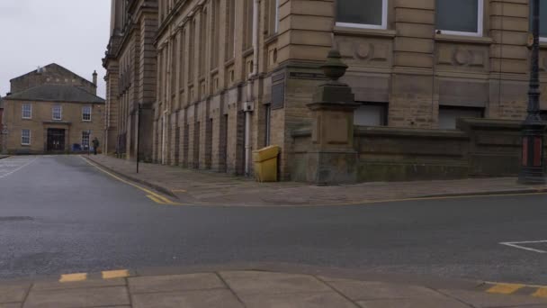 Stadhuis in Huddersfield zijweg — Stockvideo