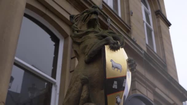 Leeuwensculptuur buiten het stadhuis in Huddersfield zijweg — Stockvideo