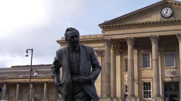 Statue Harold Wilson à Huddersfield — Video