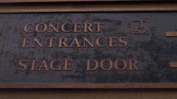 Вход в концертный зал — стоковое видео