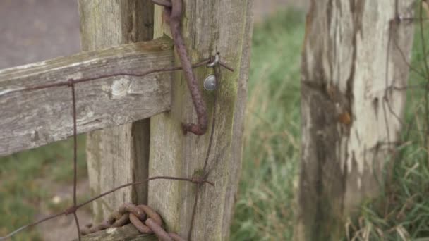 Puerta de madera en el campo de los agricultores — Vídeos de Stock