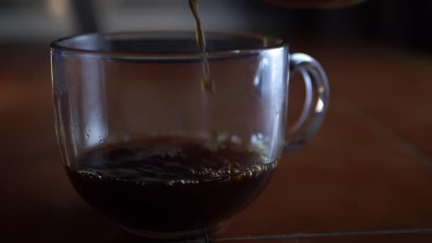 Café fresco derramando em uma caneca de vidro — Vídeo de Stock