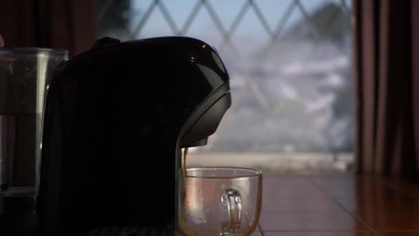 Nalanie świeżej kawy z ekspresu do kawy w domu — Wideo stockowe