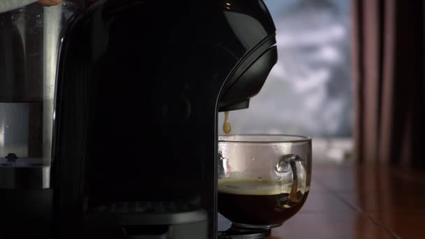 Kahve makinesi cam bardağa taze kahve dolduruyor. — Stok video