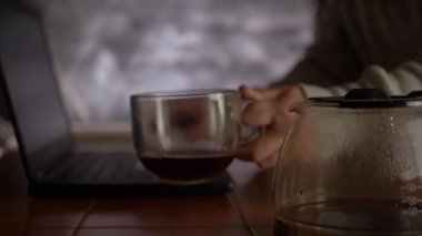 İşte kahve molasından dönen meşgul insan.