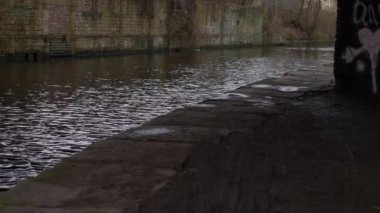 İngiltere 'de kanal su yolu üzerinde çekici 