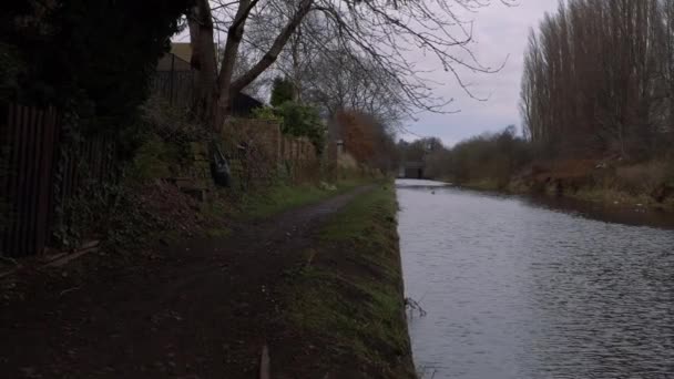 Ścieżka kanałowa w Anglii zimą — Wideo stockowe