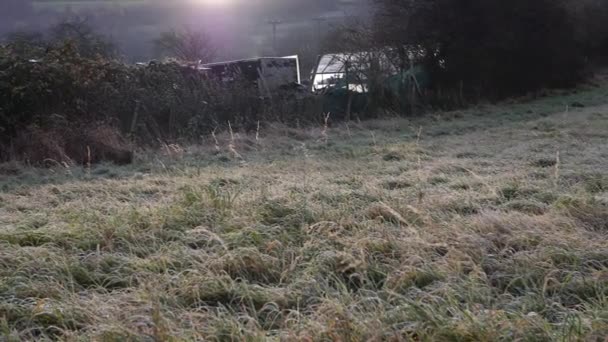 寒冷的冬日清晨，田野覆盖着霜冻 — 图库视频影像