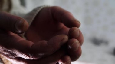 Yalnızlık çeken birinin kirli elleri.