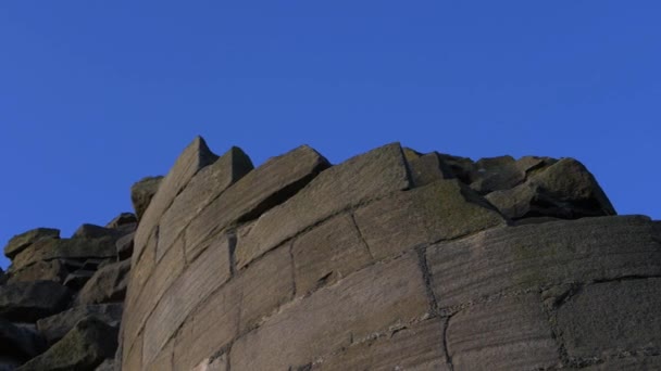 Türmchen mittelalterlicher Burgruinen in England vor blauem Himmel — Stockvideo