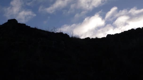 Скеляста місцевість з блакитним небом і хмарами — стокове відео