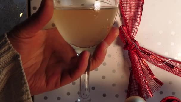 Hand holding glas wijn met kerst achtergrond — Stockvideo