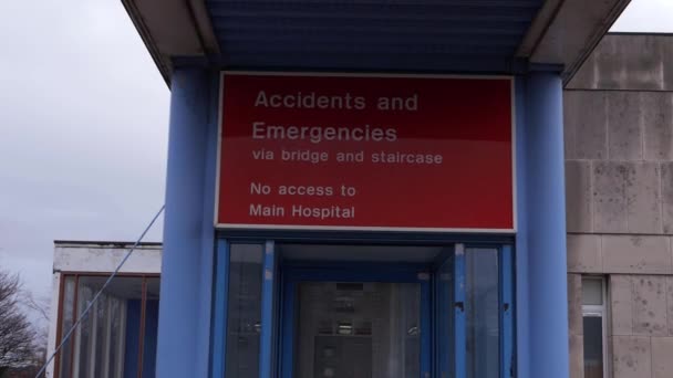 Вхід до лікарні British NHS Hospital — стокове відео