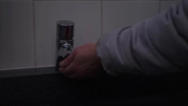 Händewaschen in einem öffentlichen Waschbecken — Stockvideo